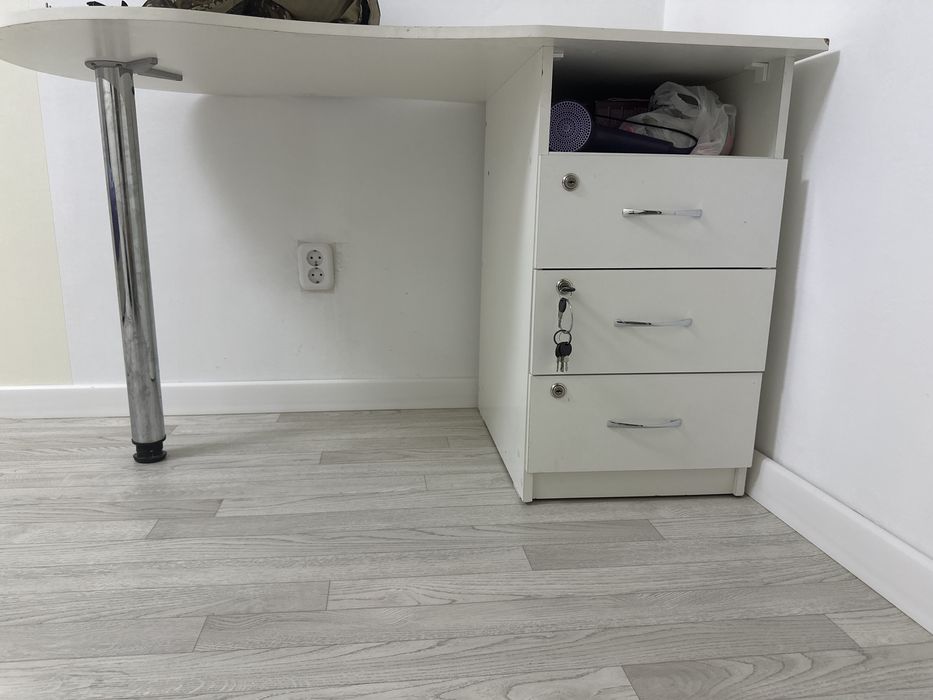 Продам белый маникюрный стол