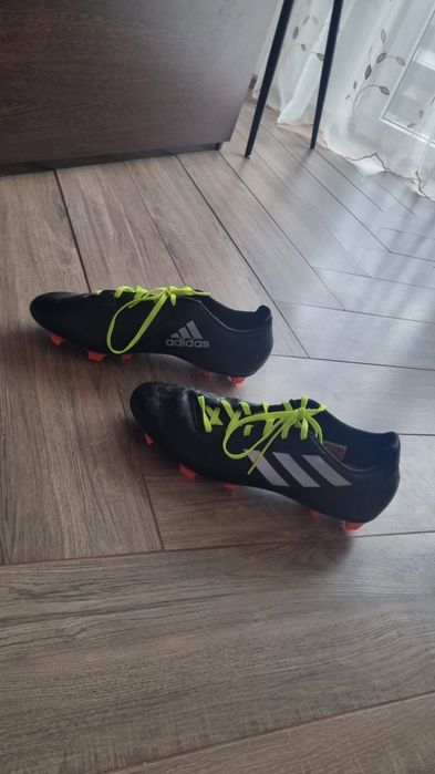 Adidasi pt fotbal