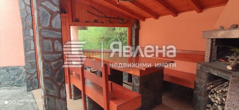 Явлена продава къща с облагороден двор във вилна зона с.Костенец