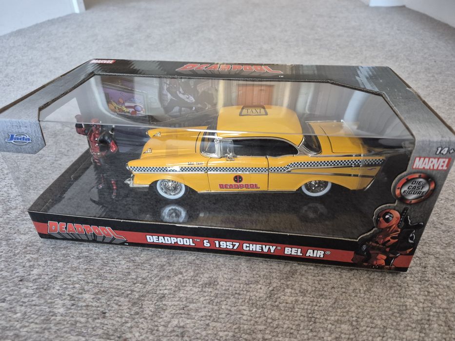 Deadpool cu Taxi Galben 1957 Chevy Bel Air – Miniatură 1:24, Sigilat