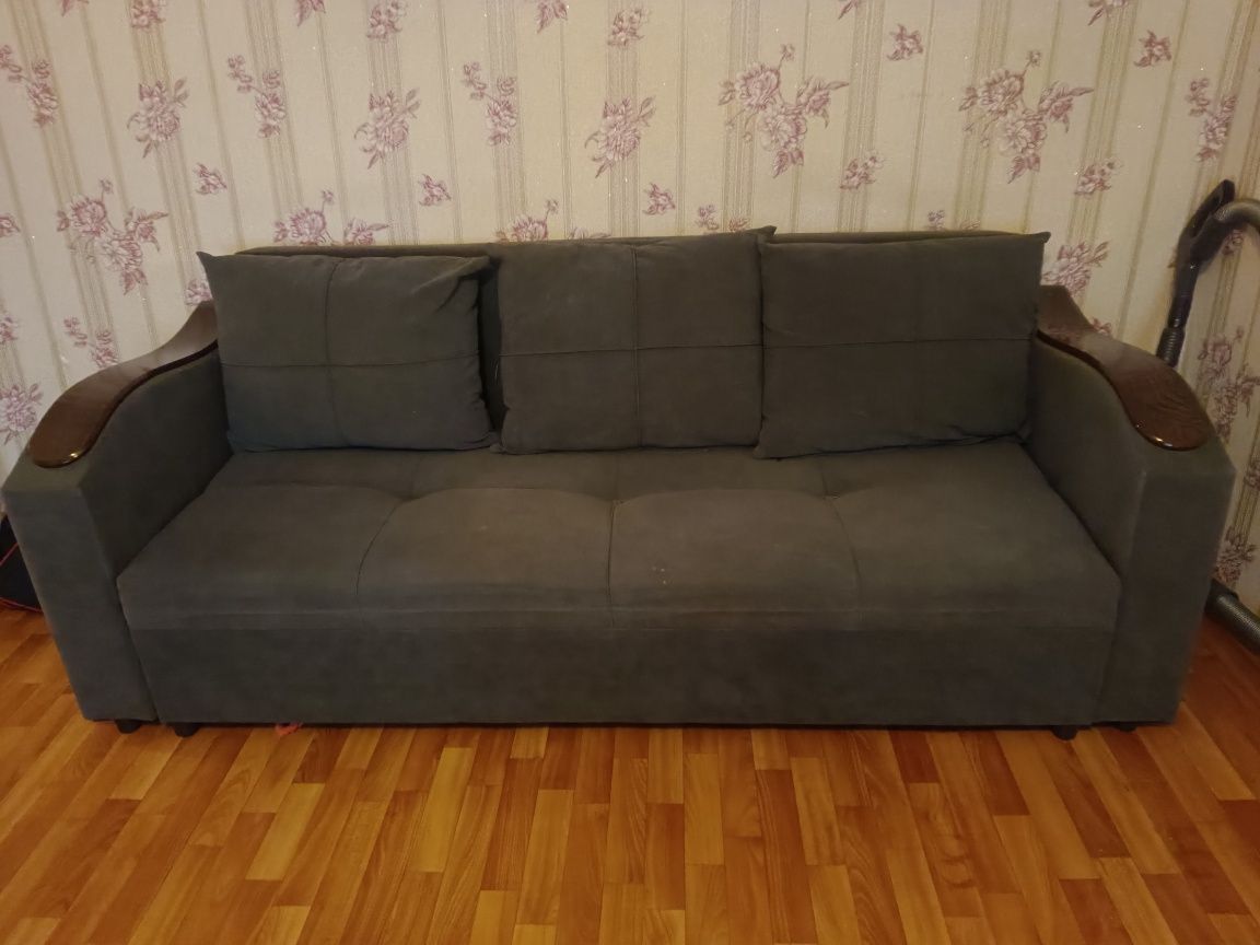 Продам диван в отличном состоянии. Самовывоз. Аксу. Торг