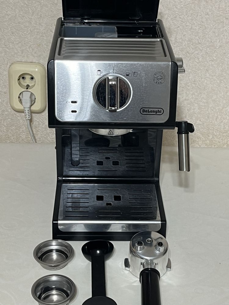 Кофемашина Delonghi.