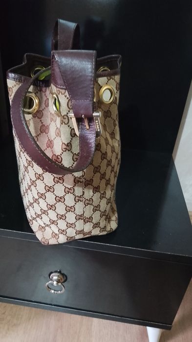 Geanta Gucci cu curea de piele