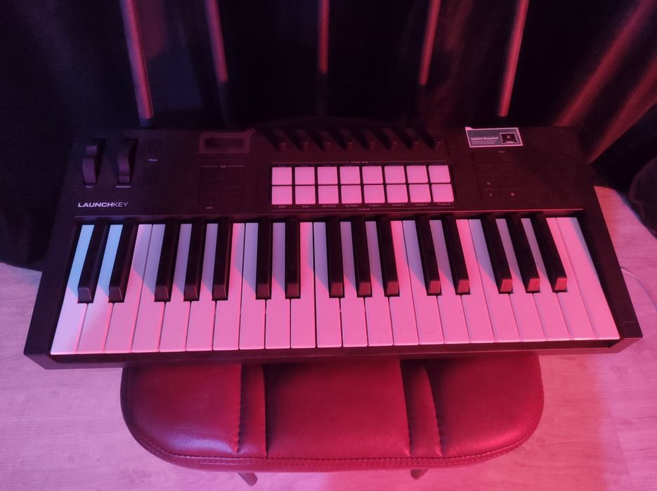 MIDI клавиатура Novation Launchkey 37 MK4 + педаль экспрессии