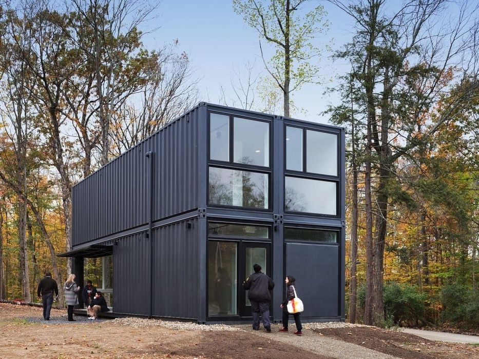 Vand container modular cu etaj pe structura metalică