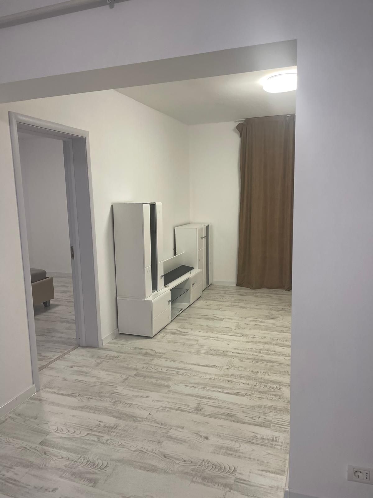 Închiriez apartament