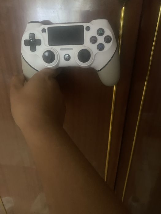 Ps4 pro in stare buna + 3 jocuri pe CD si inca 2 descarcate