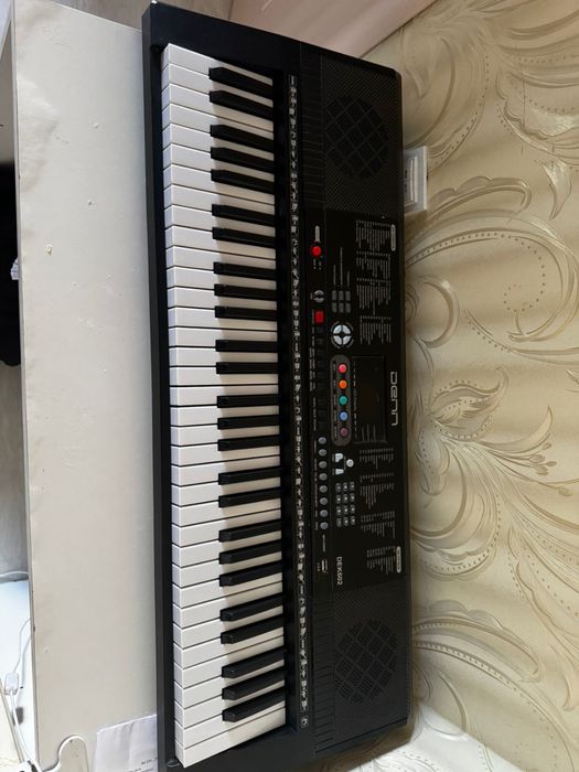 Продам синтезатор в отличном состоянии