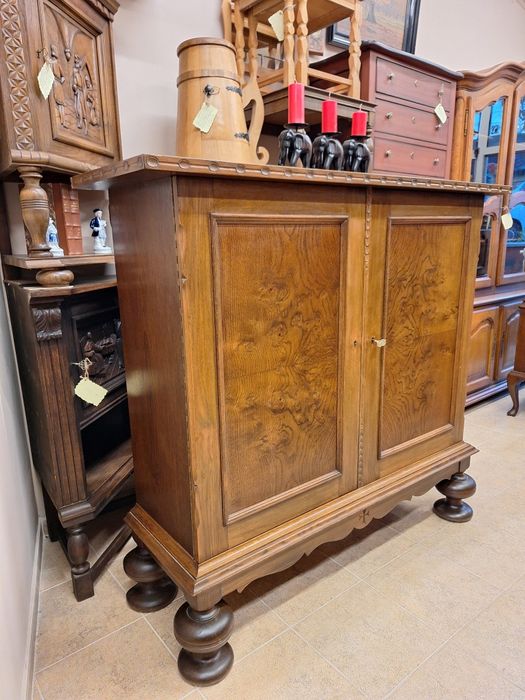 Гардероб, шкаф с богата дърворезба