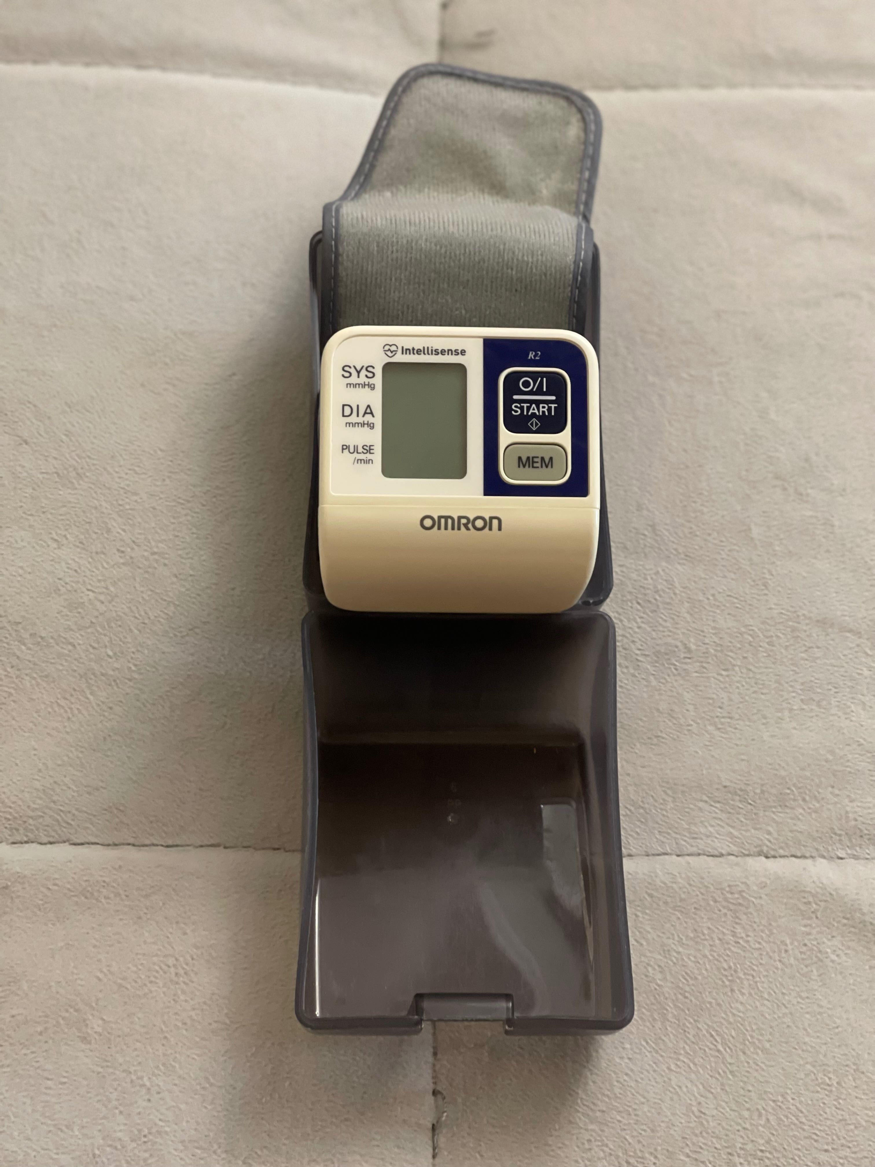 OMRON R2 компактный тонометр на кисть руки