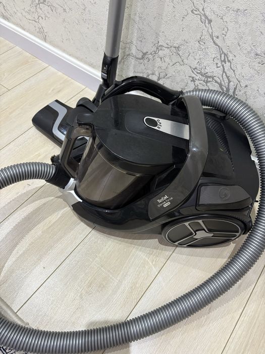 Палесос "Tefal Silence force" черный цвет