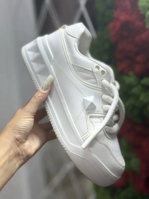 Adidasi Valentino Calitate Premium *Full box*