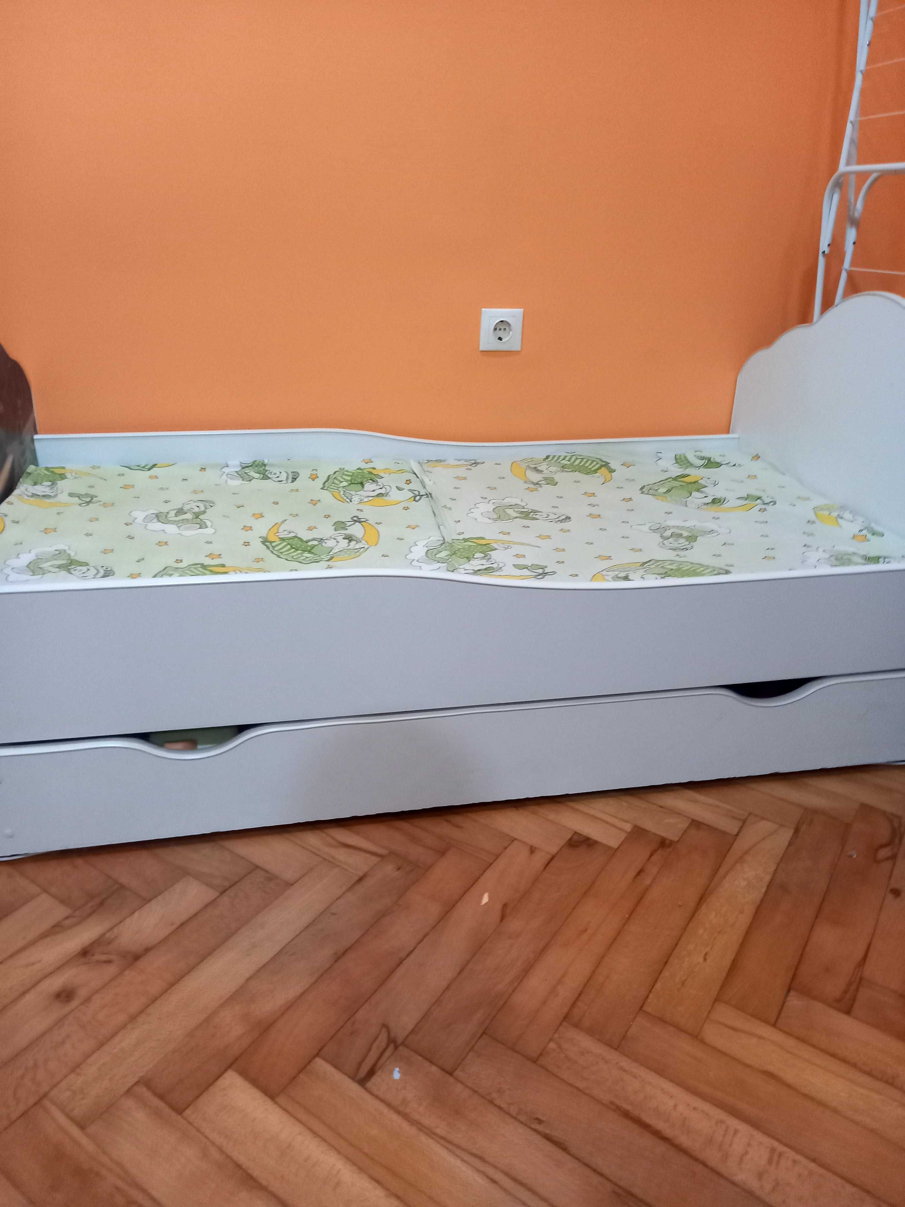 Продавам детско легло