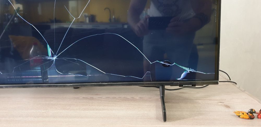 Televizor Samsung 43AU8072, 108 cm, Smart, 4K Ultra HD, ecran crapat