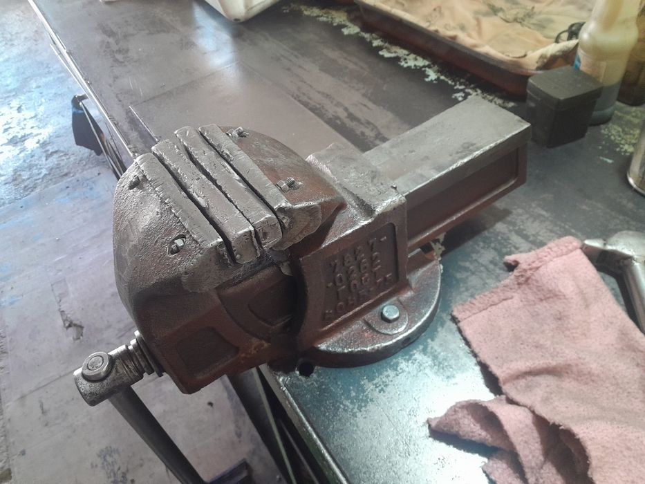 Стол верстак с тисками