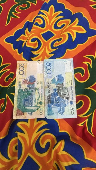 Продается 200 тенге и 500 тенге 2006 года