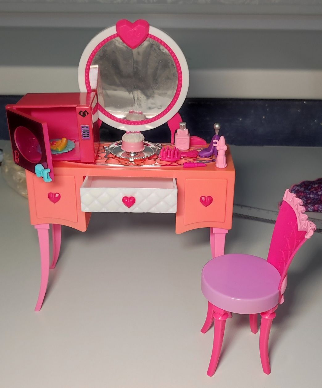 Оригинальные мебель и одежда для Barbie