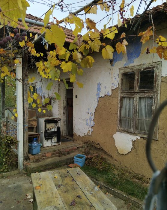 Продава къща в с.Багренци общ..Кюстендил