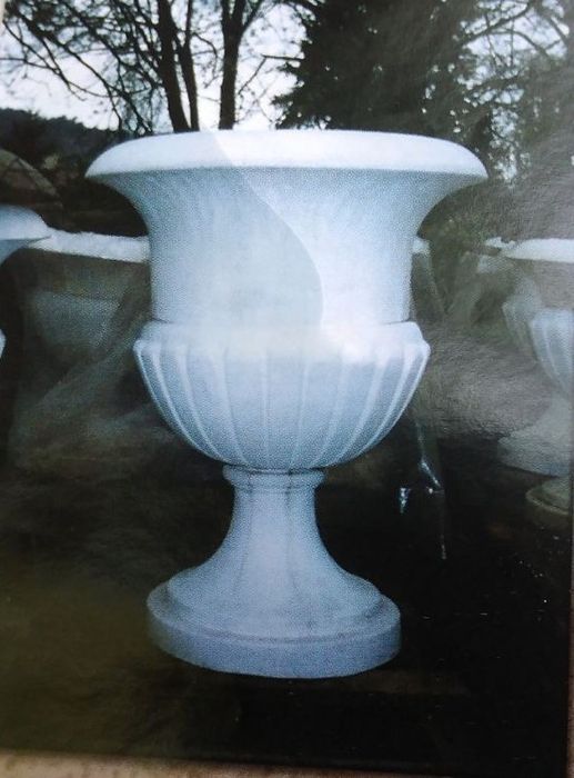 Делви кашпи за градина