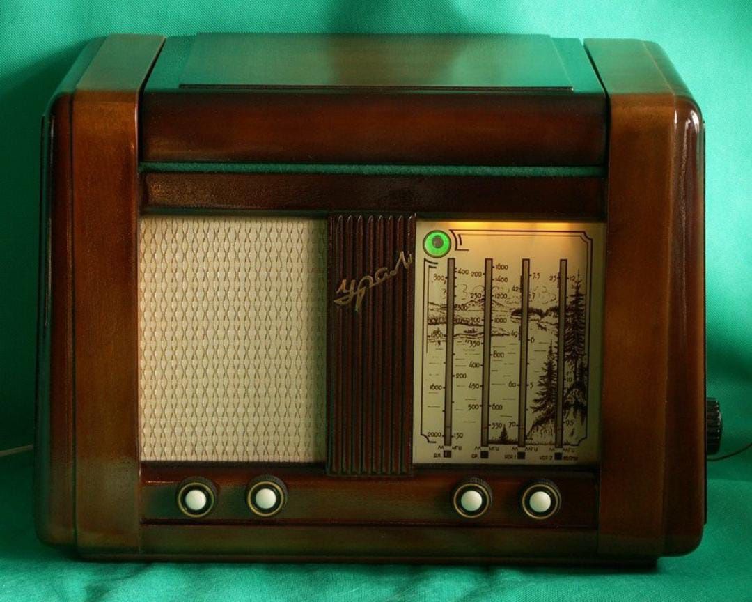 Ламповый радиоприемник Урал-53 с акустическим корпусом и пластинками