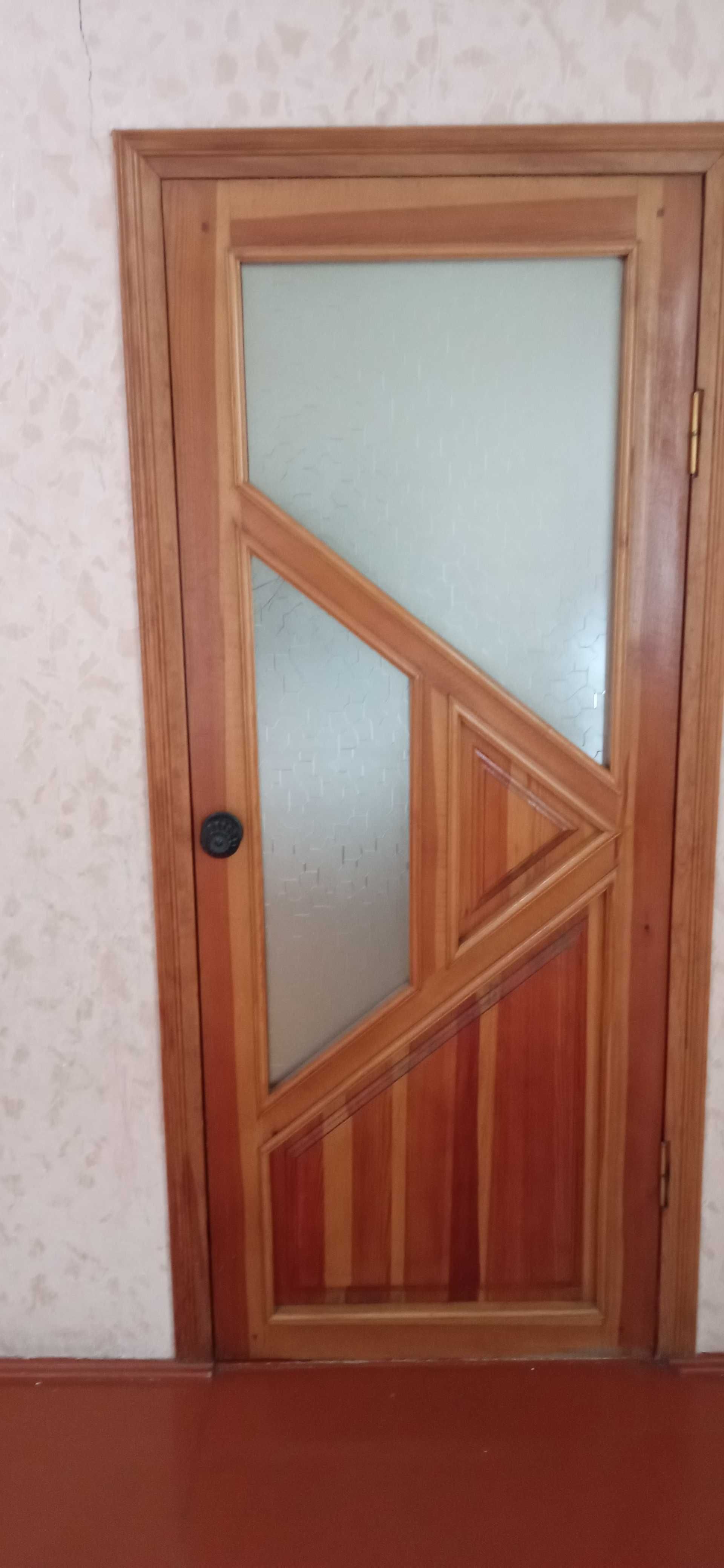 Продается деревянная дверь