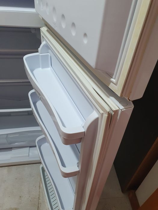 Vând frigider Indesit