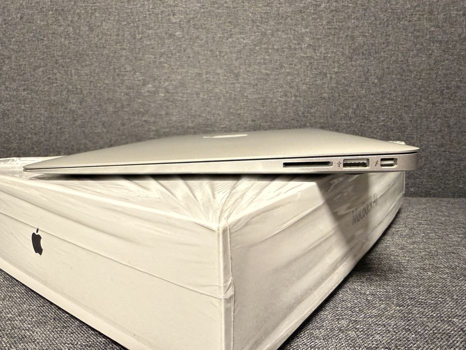 MacBook Air 2017 1st owner (2020) 120 cycle battery