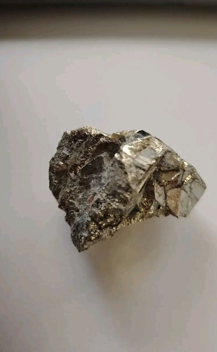 Продам камень приносящий удачю содержащие золото  70% состоит из золот