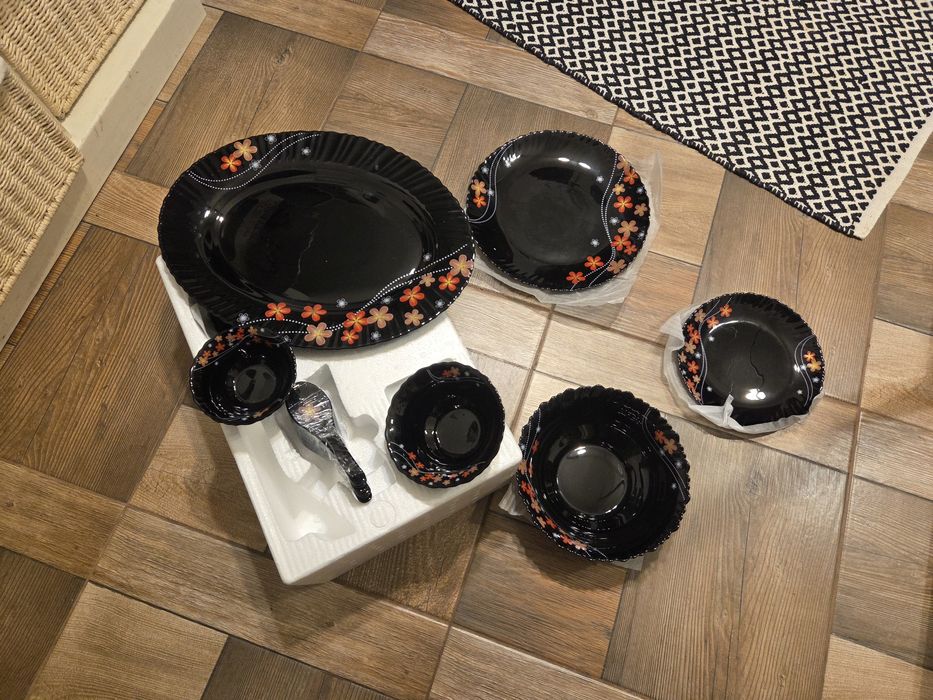 Set 33 piese serviciu masă. Nou!