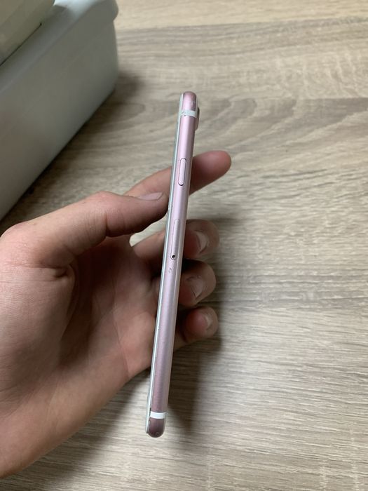 Dezmembrez sau vand iphone 7 roz