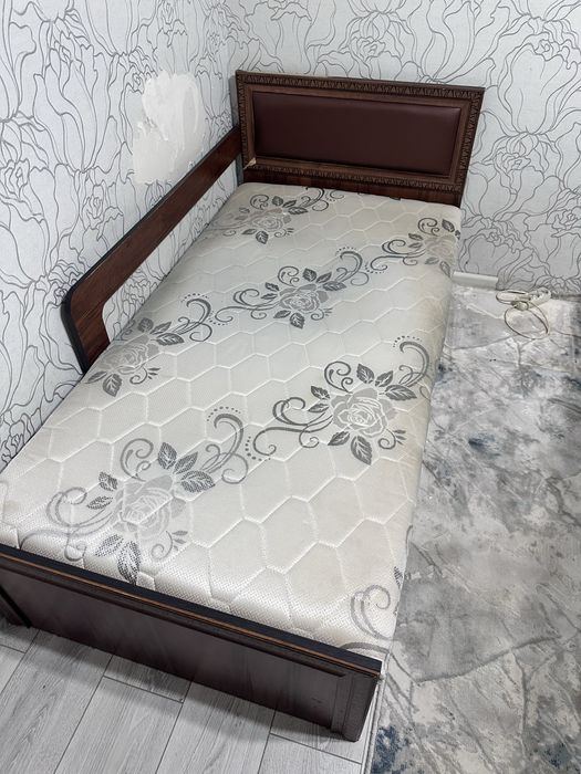 Подросковая кравать  есть ящик для хранение и видвежной ящик