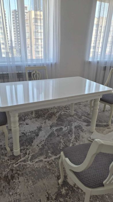 Обеденный стол,  белого цвета качественный