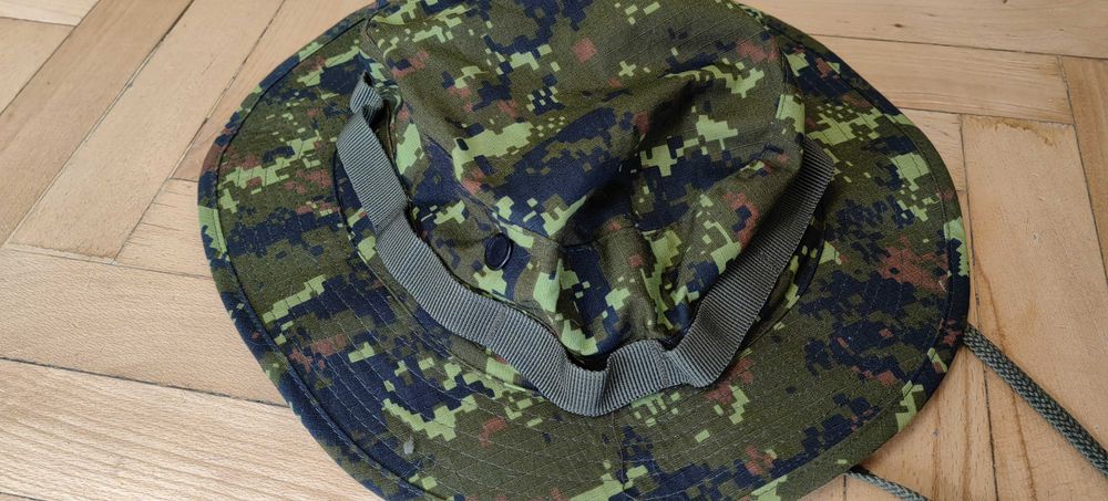 Камуфлажна шапка КАДПАТ с разцветката на канадската армия