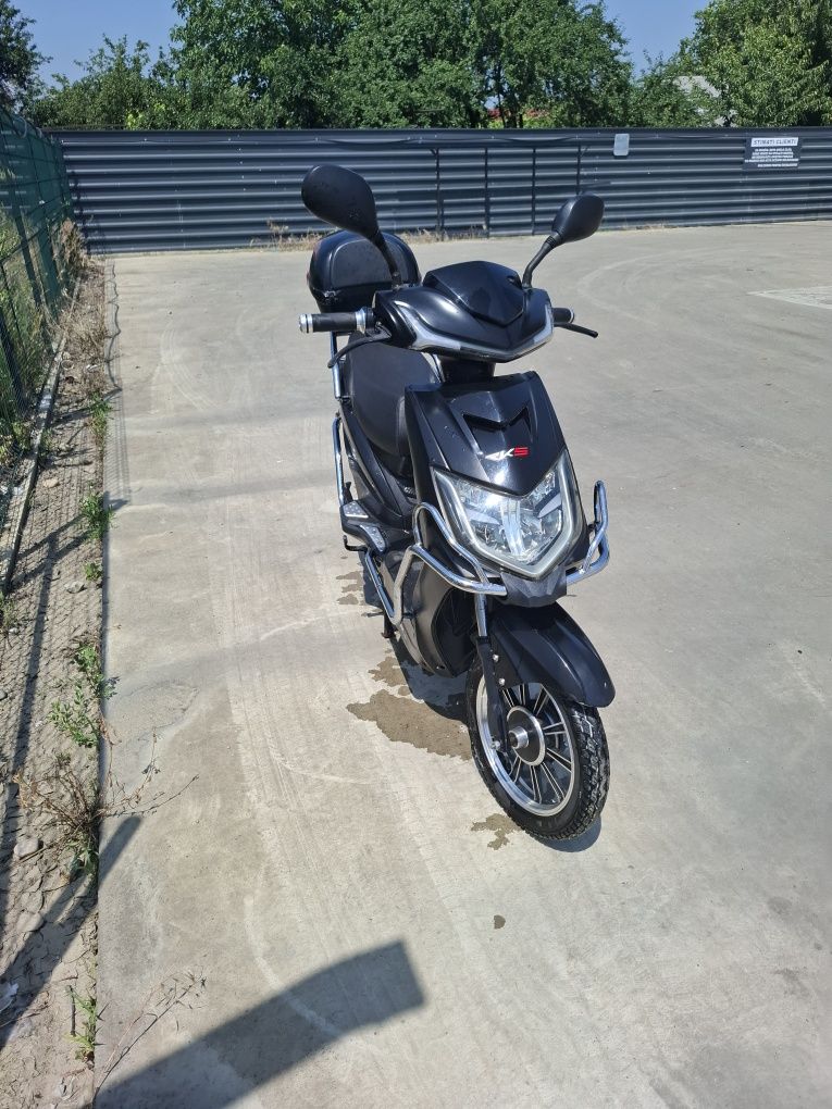 Vînd scuter electric