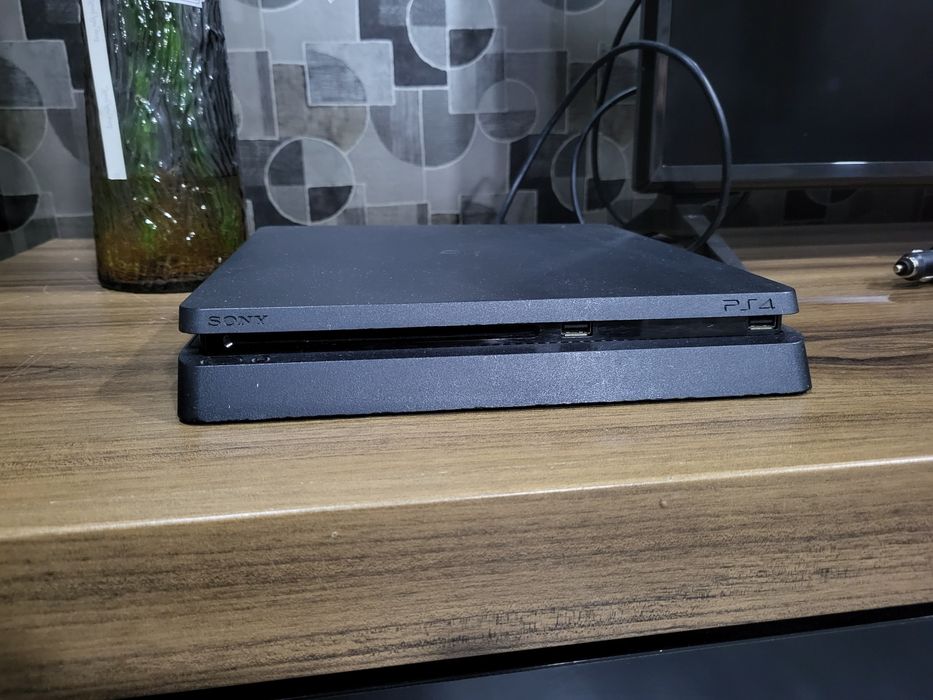 Продаю PlayStation 4 slim. Без аккаунта