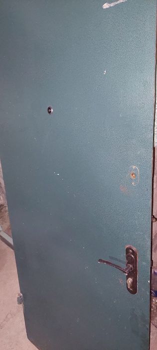 Продаю железную дверь