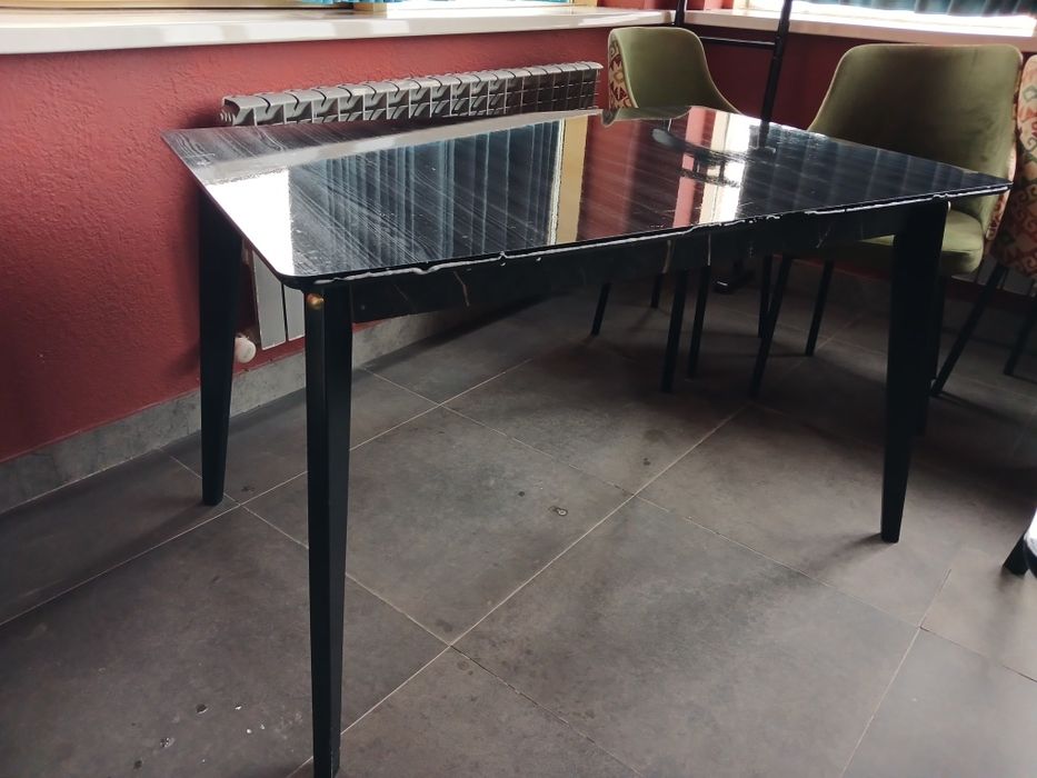 Обеденный стол с чёрной стеклянной столешницей