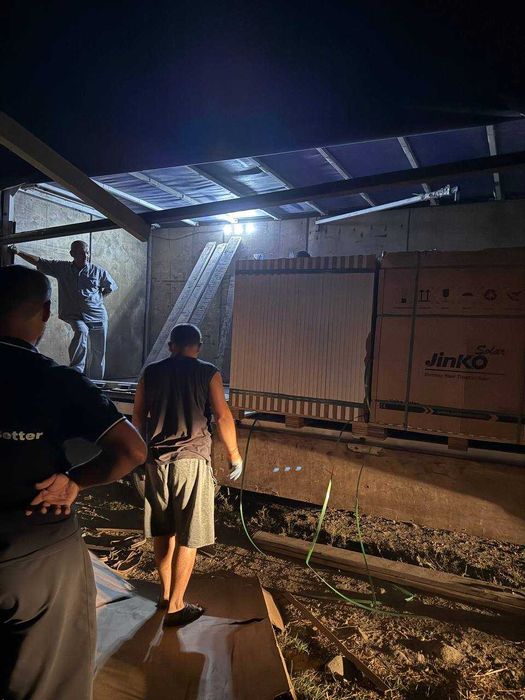 Quyosh panellarini o'rnatish. Установка солнечных панелей.