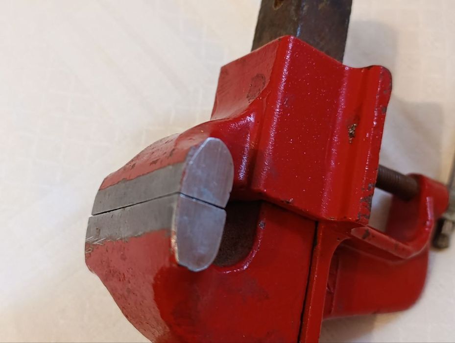 Уровень , ножницы Зингер , надфиля алмазные  , тиски СССР