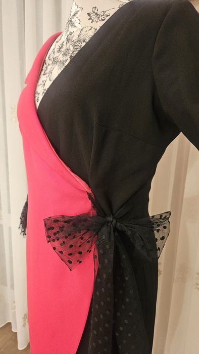 Rochie tip sarafan roz fucsia cu negru,  fundita dantela