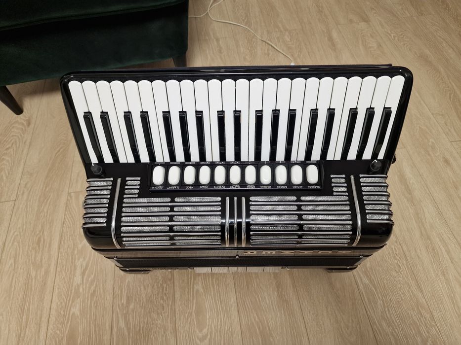Vand acordeon Hohner Morino 4N ca nou