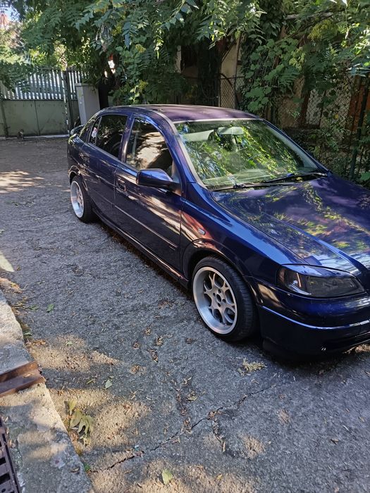 Mașina de vânzare Opel.