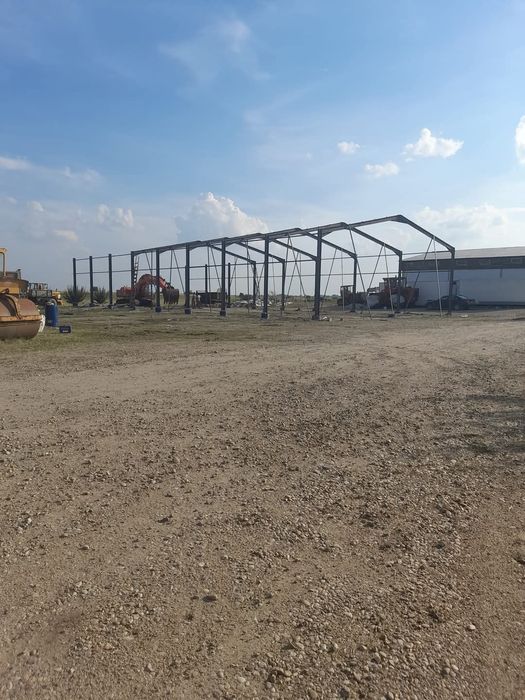 Vând de pe stoc hală metalică învelită cu tabla.