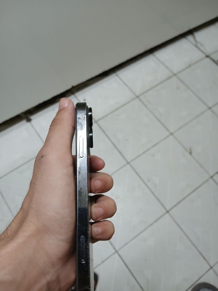 Iphone Xr 13pro korpusda.yomkost 78 orqa krishkasi singan true tone bo