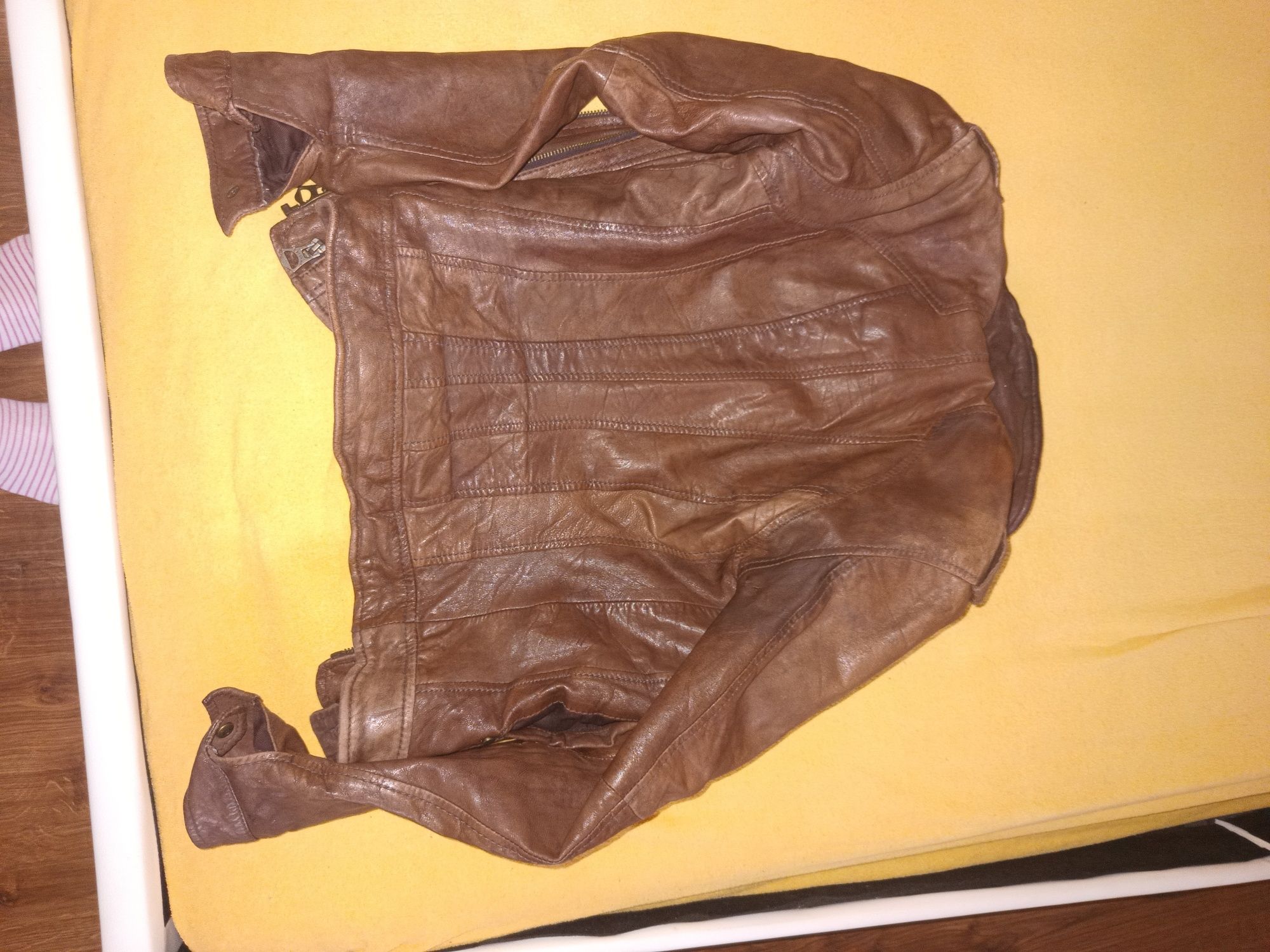 Jachetă din piele  de culoare maro ,superbă
