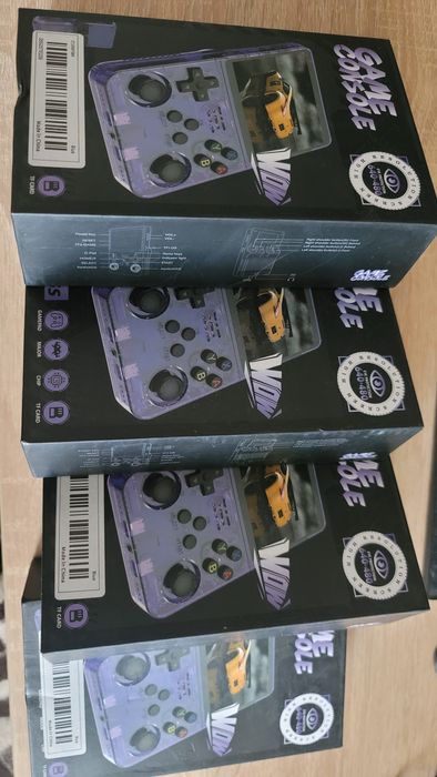 Преносима ретро игра конзола със над 15000 игри!