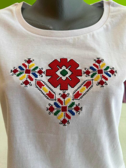 Дамска тениска с БРОДИРАНА шевица