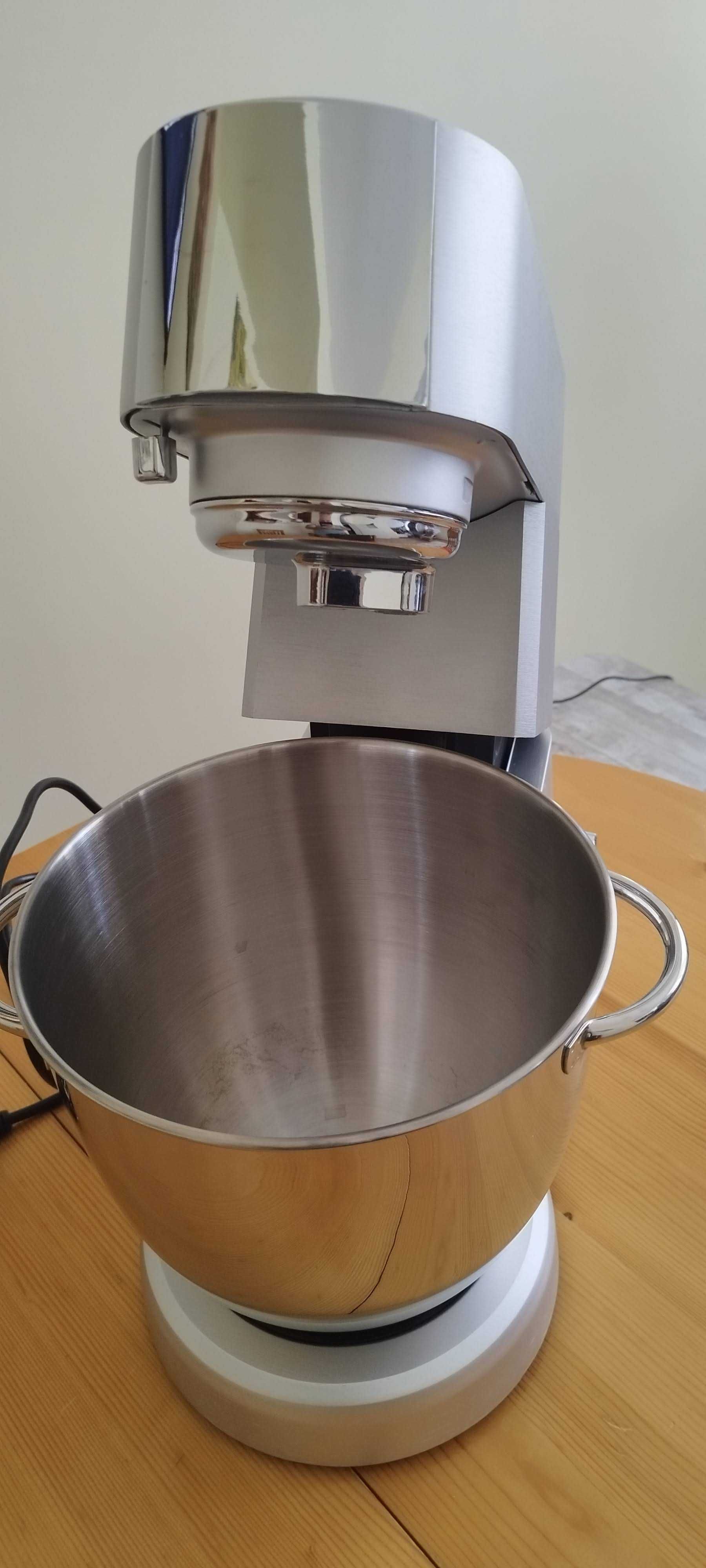 Продавам кухненски робот TEFAL MASTERCHEF GRANDE QB813D38, 1500 W.