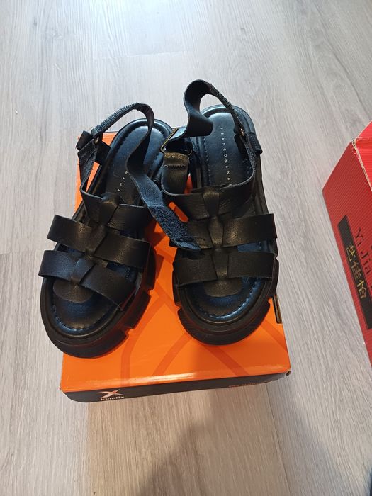 Босоножки чёрного цвета