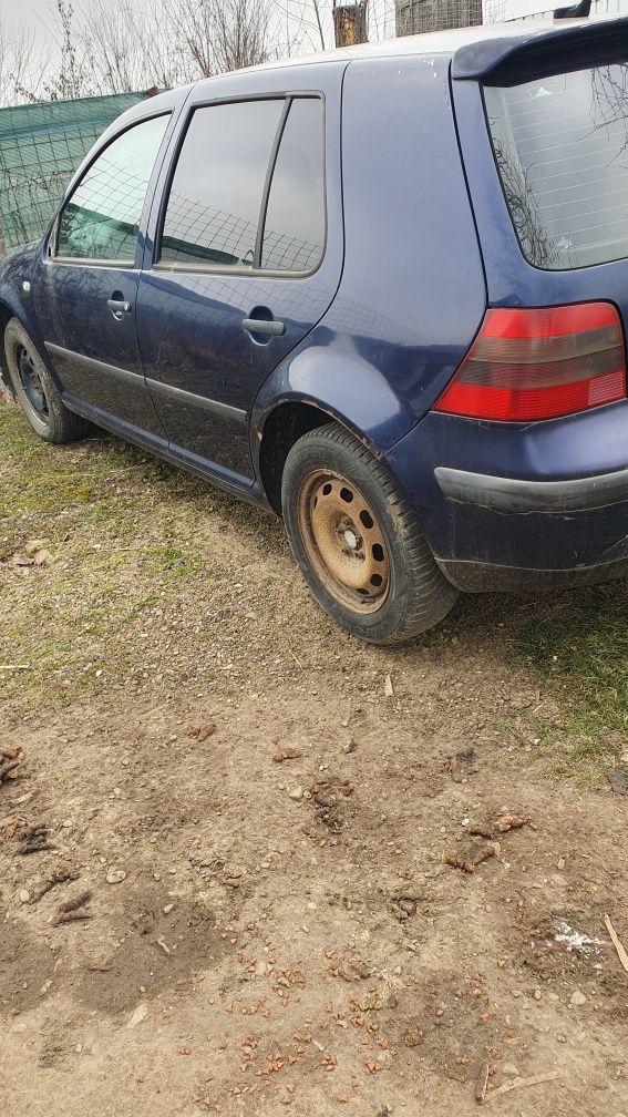 Dezmembrez Golf 4
